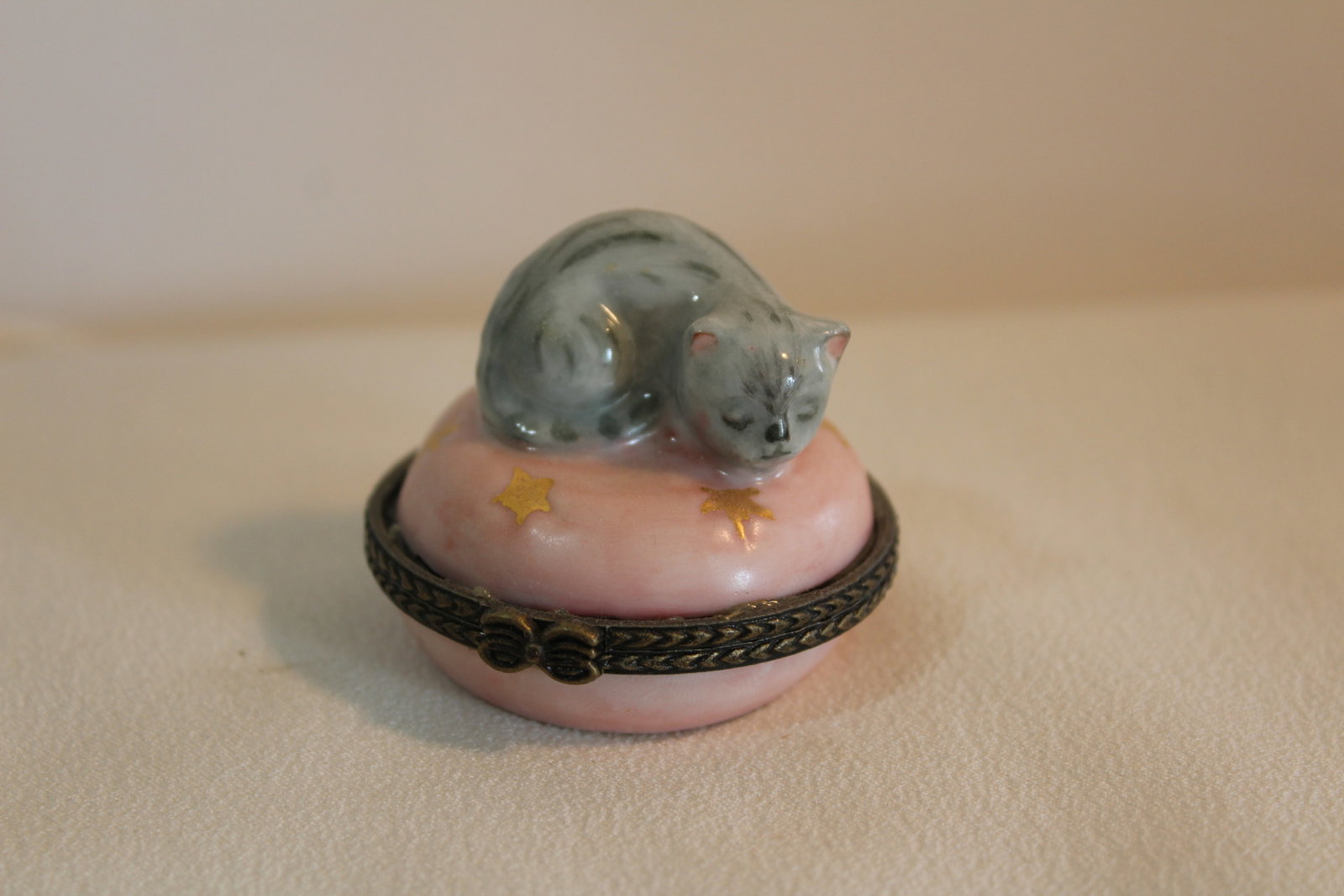 LIMOGES CAT TRINKET BOX (1 of 3)