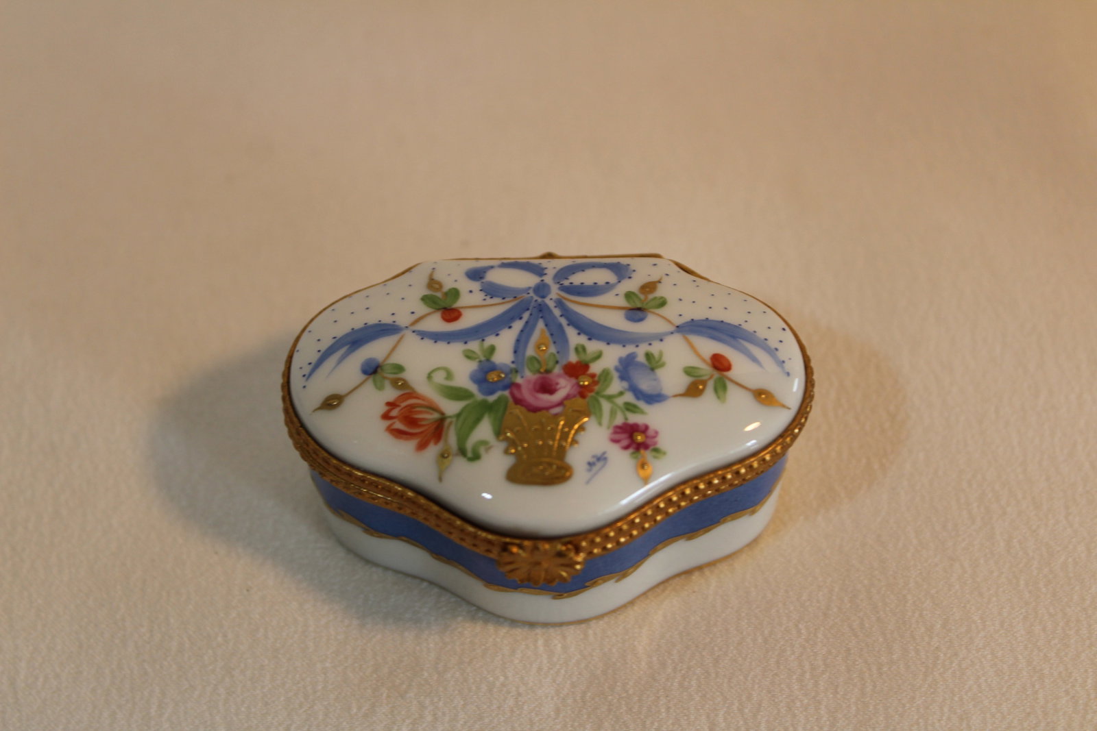 LIMOGES BOW TRINKET BOX (1 of 2)