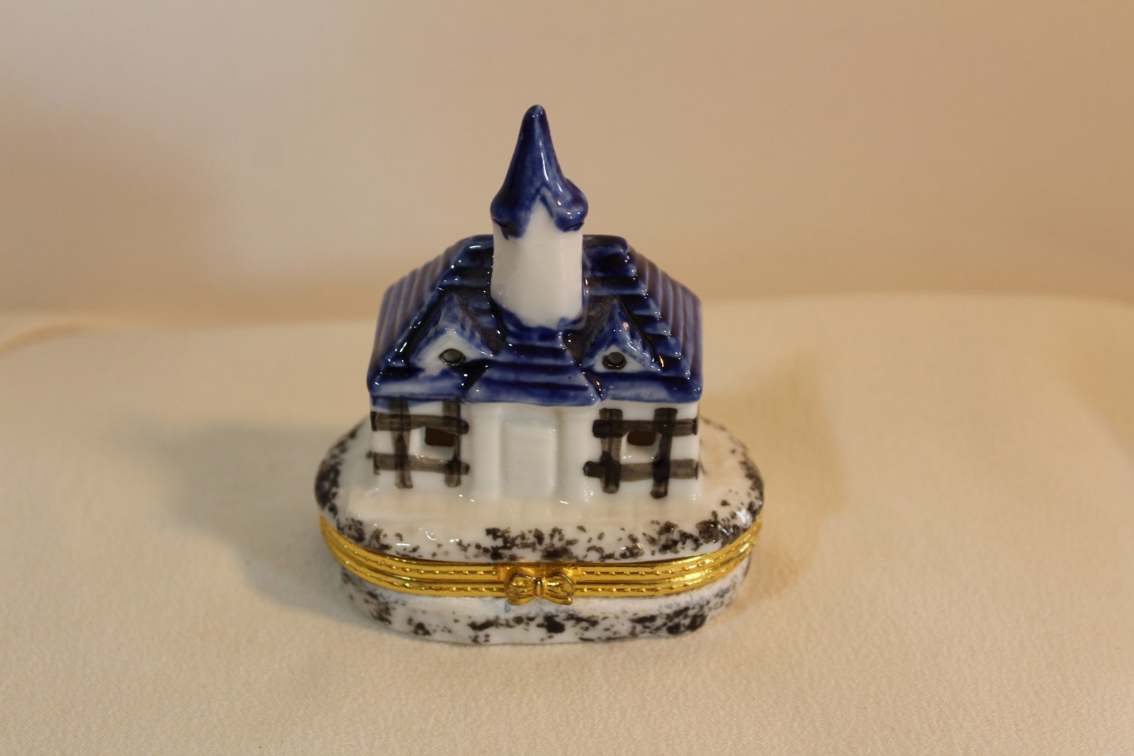 LIMOGES CHURCH TRINKET BOX: Vintage trinket box.