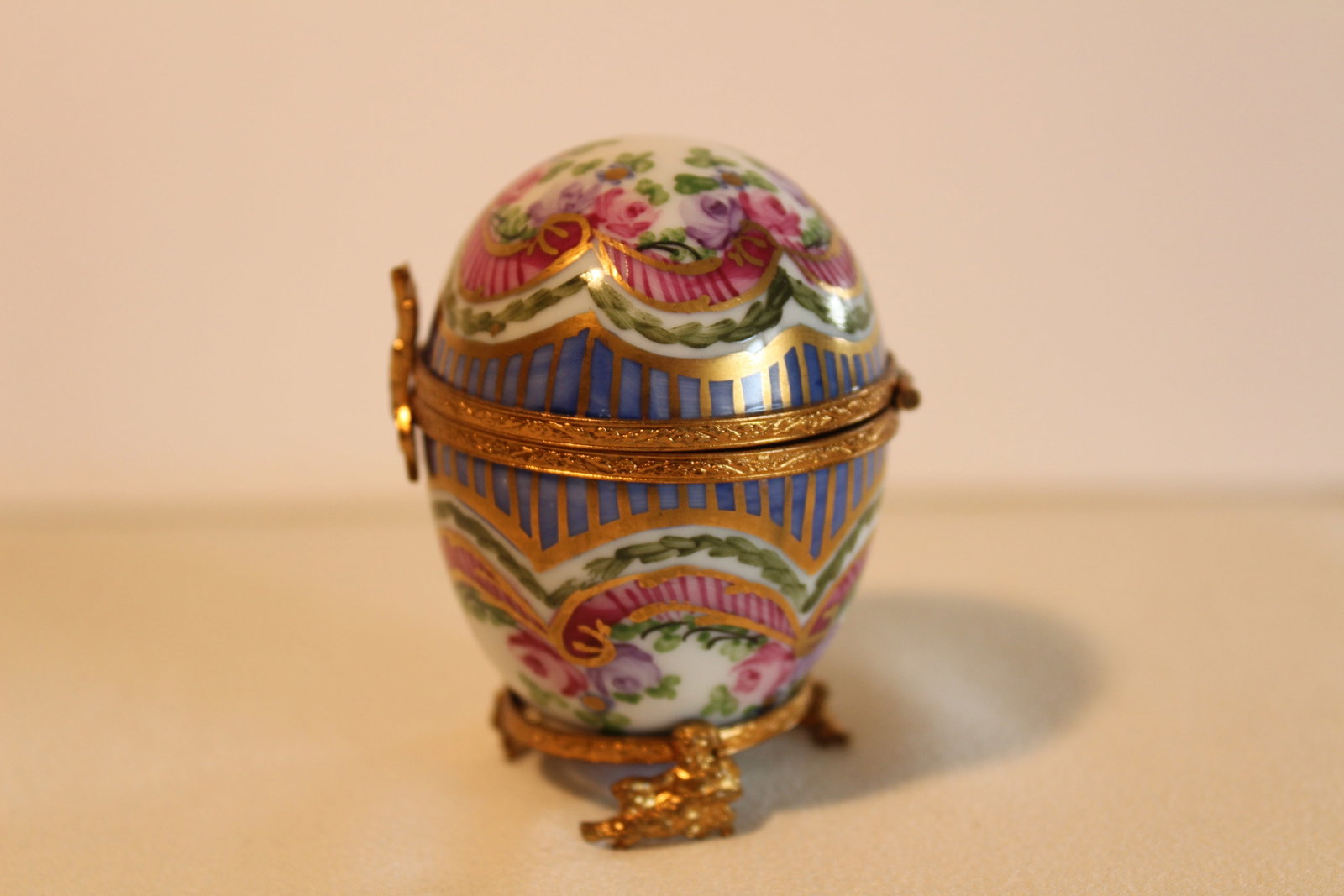 LIMOGES EGG TRINKET BOX: Vintage trinket box.