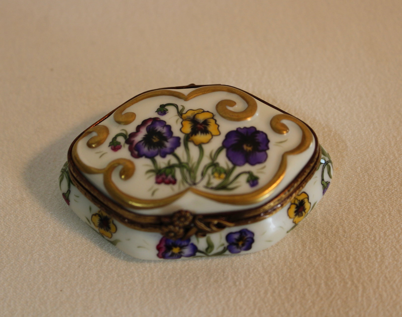 LIMOGES FANCY TRINKET BOX: Vintage trinket box.