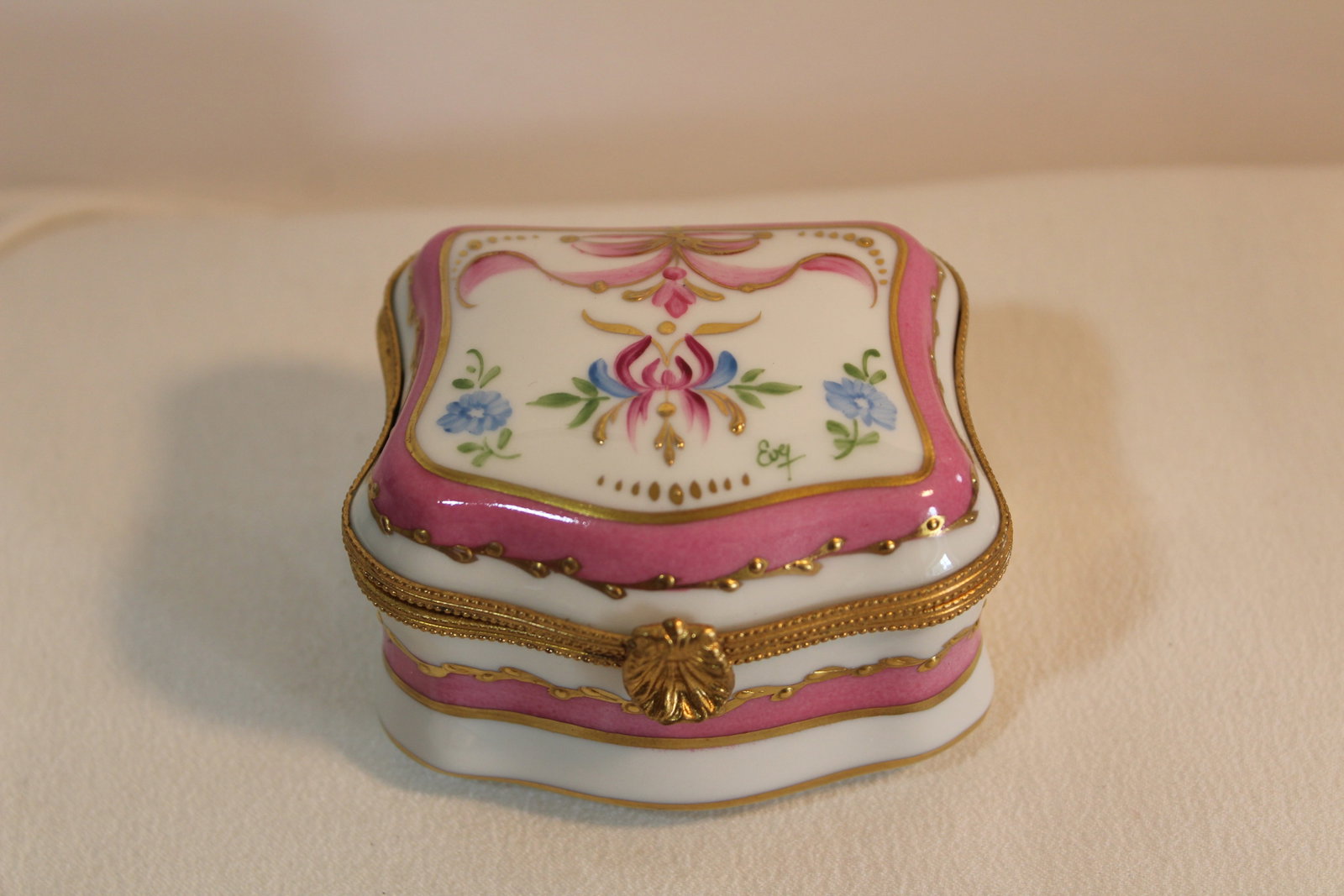 LIMOGES PINK FLOWERS TRINKET BOX: Vintage trinket box.