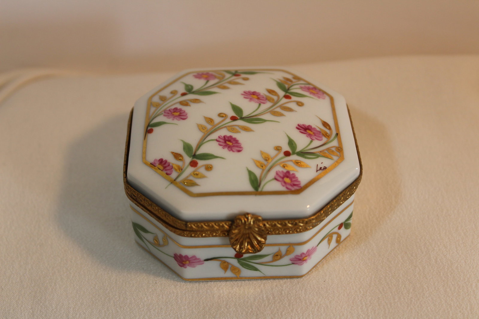 LIMOGES FLOWERS TRINKET BOX (1 of 2)