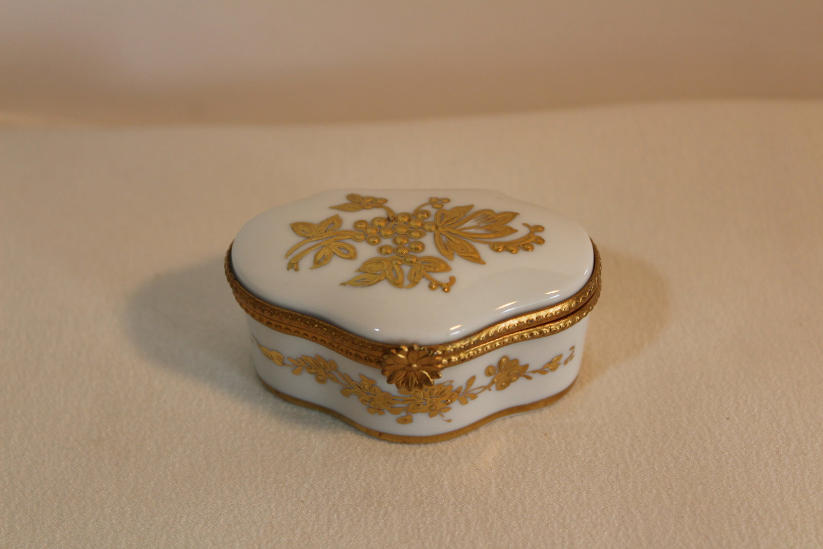 LIMOGES HEART TRINKET BOX: Vintage trinket box.