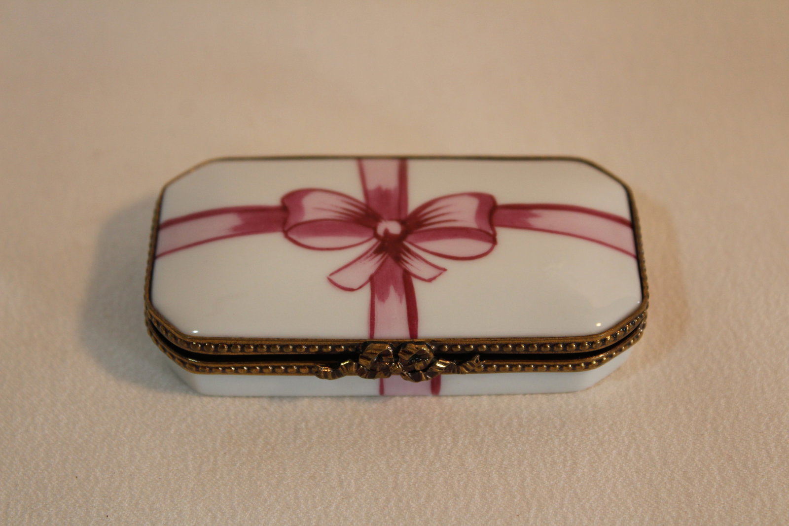 LIMOGES BOW TRINKET BOX: Vintage trinket box.