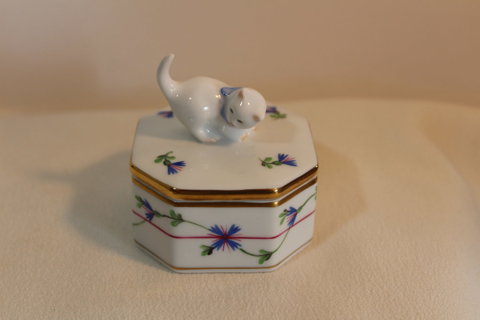 LIMOGES CAT TRINKET BOX (1 of 3)