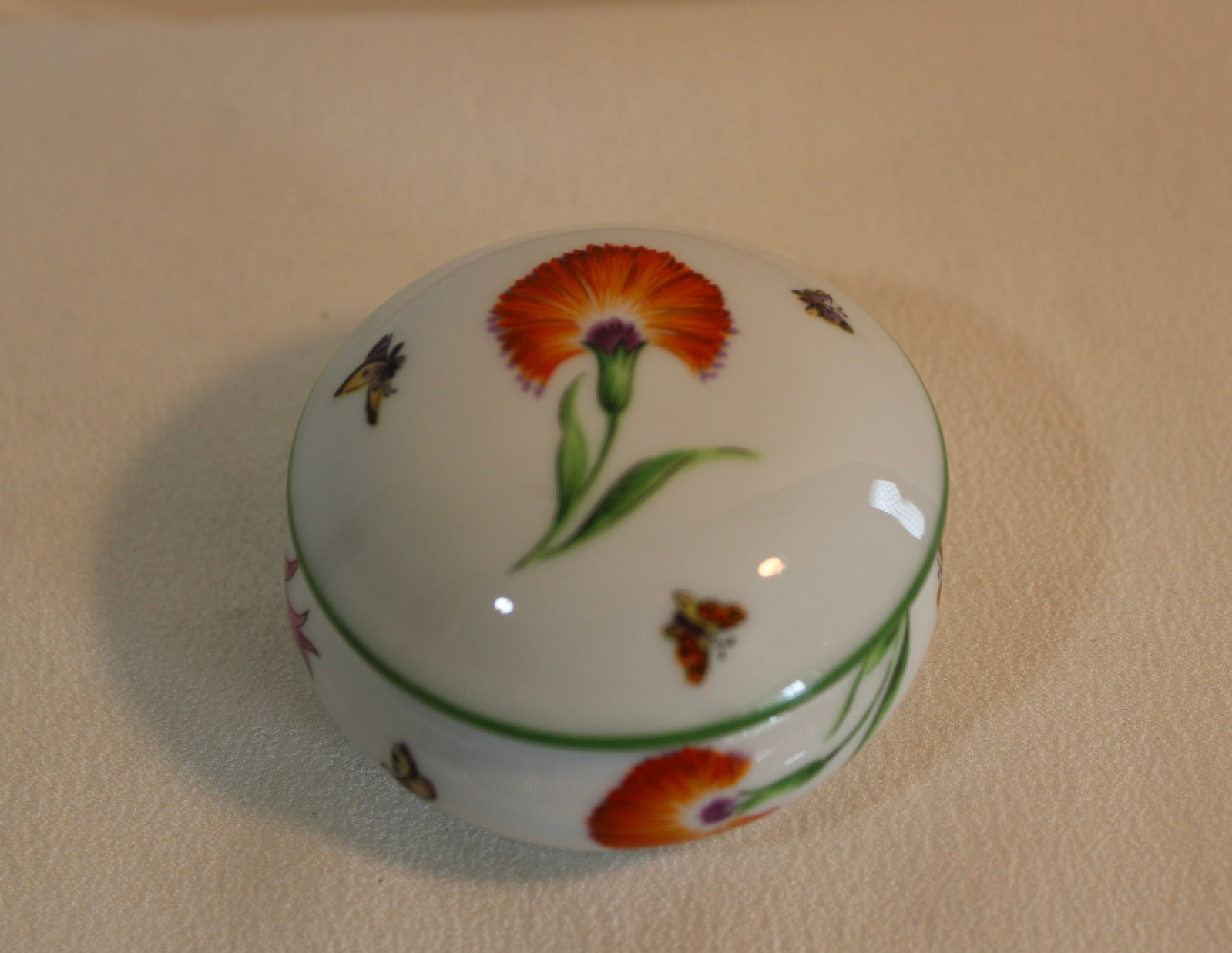 LIMOGES FLOWERS TRINKET BOX: Vintage trinket box.
