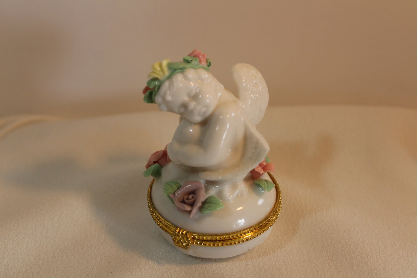 ANGEL AND DOVE TRINKET BOXES: Vintage trinket box.