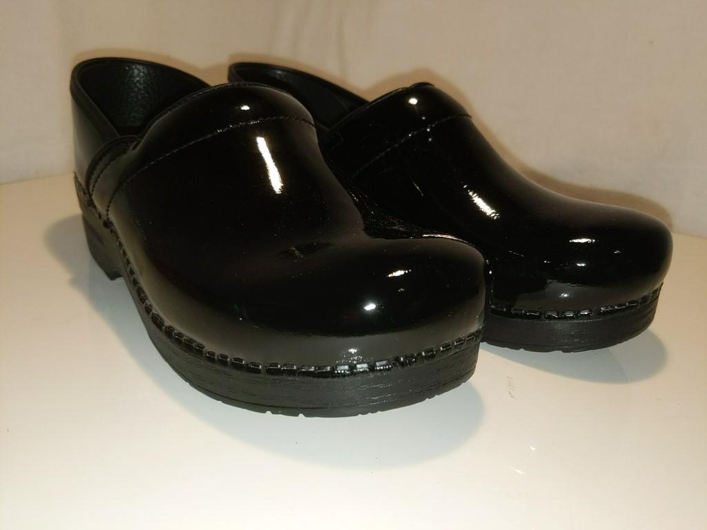 Pair of Dansko Professional Patent Clogs Sz41 Very: Pair of Dansko Professional Patent Clogs Sz41 Very minimal wear. 41 Translates to approx 10.5-11US, but run closer to a 9. Very minimal wear. 41 Translates to approx 10.5-11US, but run closer to a 9.