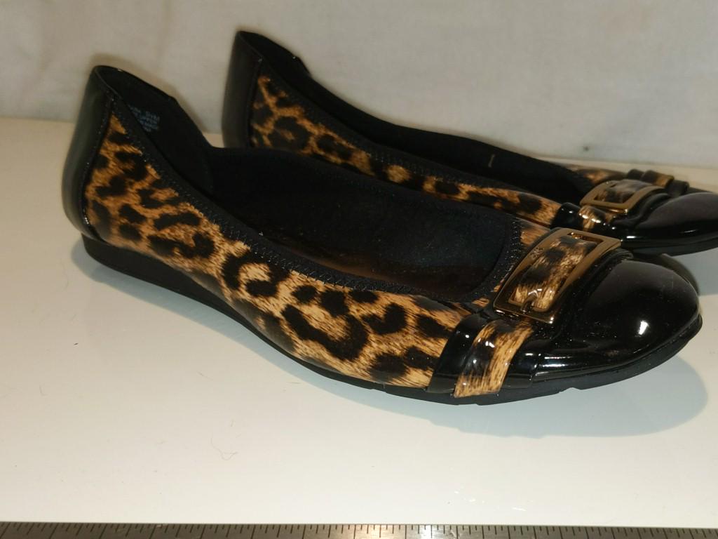 Anne Klein Patent Leopard Flats Sz 9.5 Still bears: Anne Klein Patent Leopard Flats Sz 9.5 Still bears factory size stickers on insole Still bears factory size stickers on insole