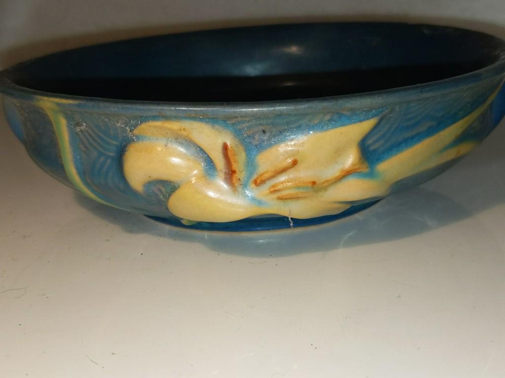 Roseville USA Lilly Bowl 7" Diameter. Chips (pictured): Roseville USA Lilly Bowl 7" Diameter. Chips (pictured) 7" Diameter. Chips (pictured)
