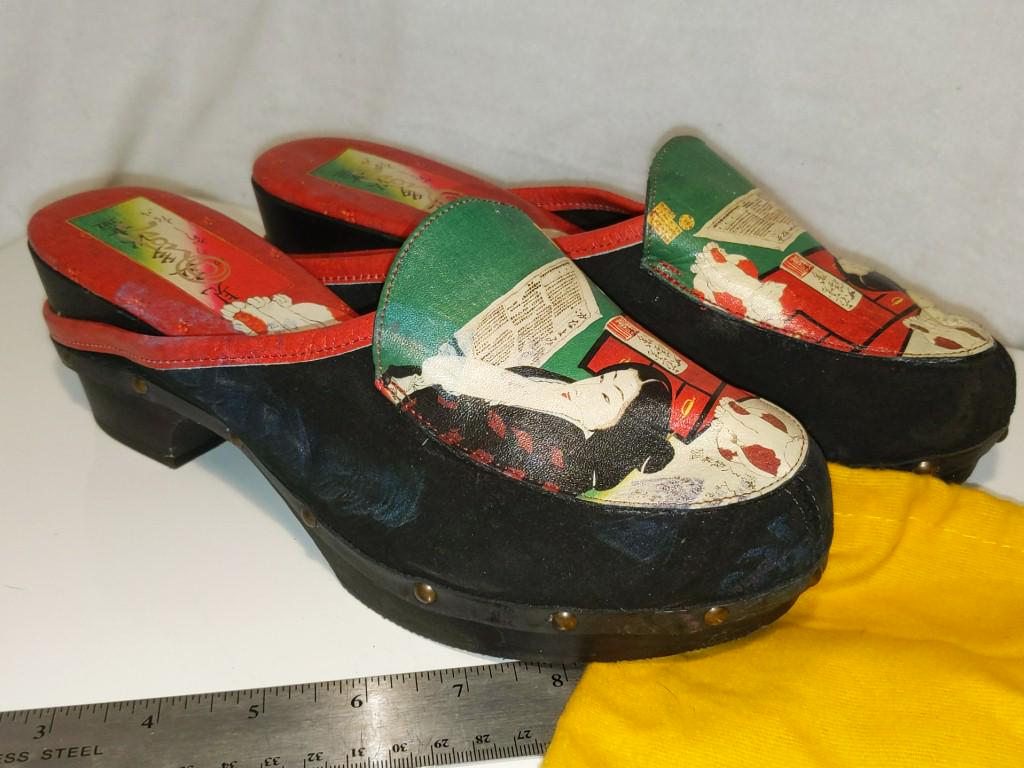 Pair of Icon Asian Art Mules Sz10: Pair of Icon Asian Art Mules Sz10