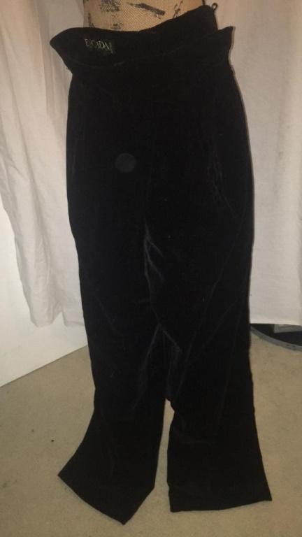 Escada Black Pants Sz 40 Excellent condition.  Made in (1 of 3)