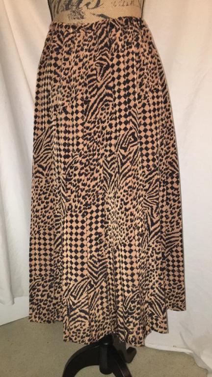 Liz Roberts Animal Print Skirt 100% polyester.: Liz Roberts Animal Print Skirt 100% polyester. Excellent condition. 25” stretch waist. 30” long. 100% polyester. Excellent condition. 25” stretch waist. 30” long.