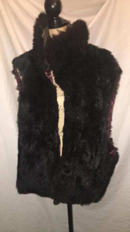 Andrew Marc Black Fur Vest Sz Large Excellent: Andrew Marc Black Fur Vest Sz Large Excellent condition. Opossum fur. Collar: Leather. Zipper needs to be sewn on one side. Made in Korea. Excellent condition. Opossum fur. Collar: Leather. Zipper nee