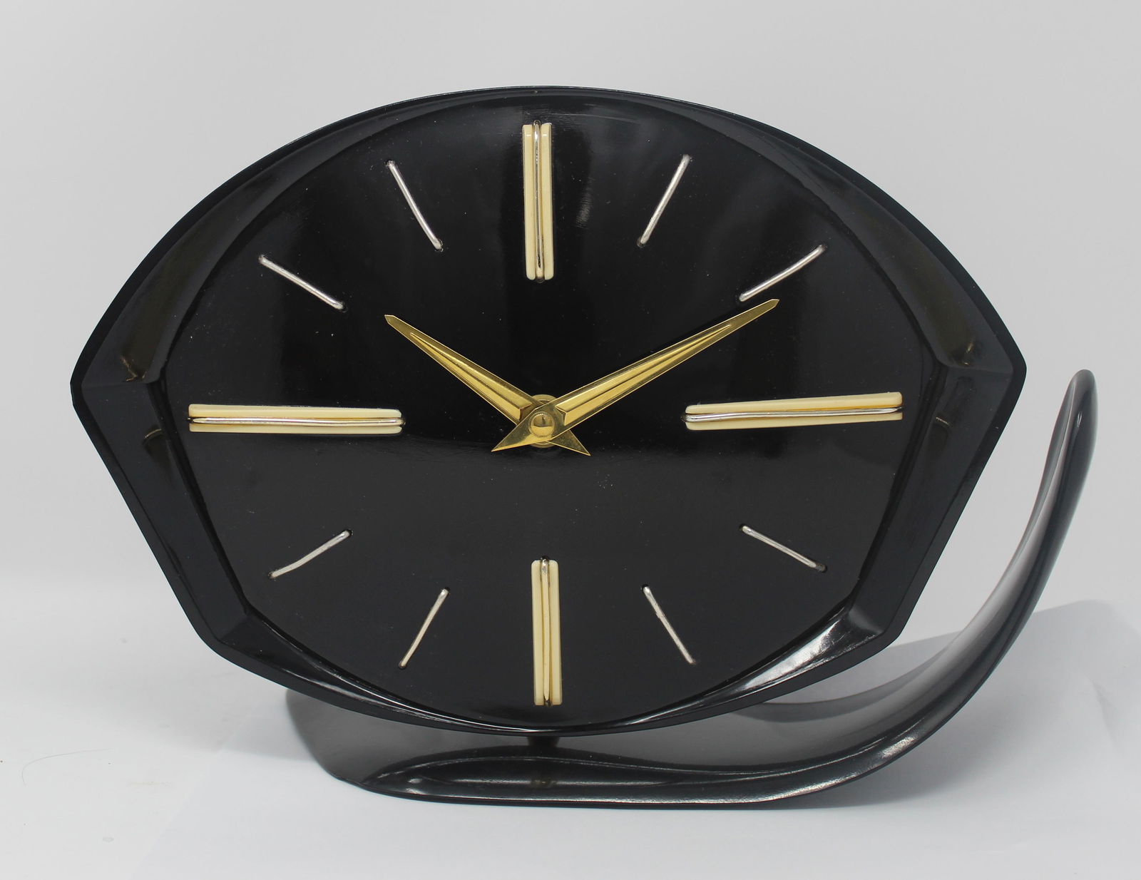MID-CENTURY BLACK BAKELITE CLOCK WITH SWIVEL DIAL (1 of 4)