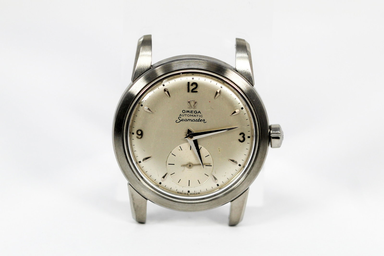 Vinatge Omega Seamaster Automatic Wristwatch: Vintage Stainless Steel Omega Seamaster Wristwatch. 34mm diameter. Currently running at time of cataloging.
