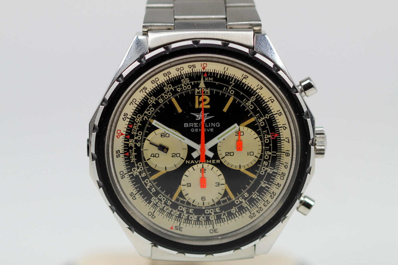 Vintage Breitling Geneve Navitimer Chronograph: Vintage Stainless Steel Breitling Geneve Navitimer Chronograph Wristwatch. with Breitling steel bracelet. Model 816-72. 48mm diameter. Currently running at time of cataloging.