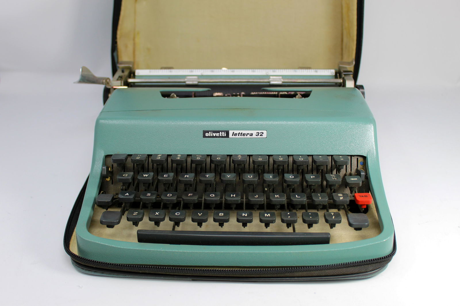LETTERA 32 MANUAL TYPEWRITER (1 of 10)