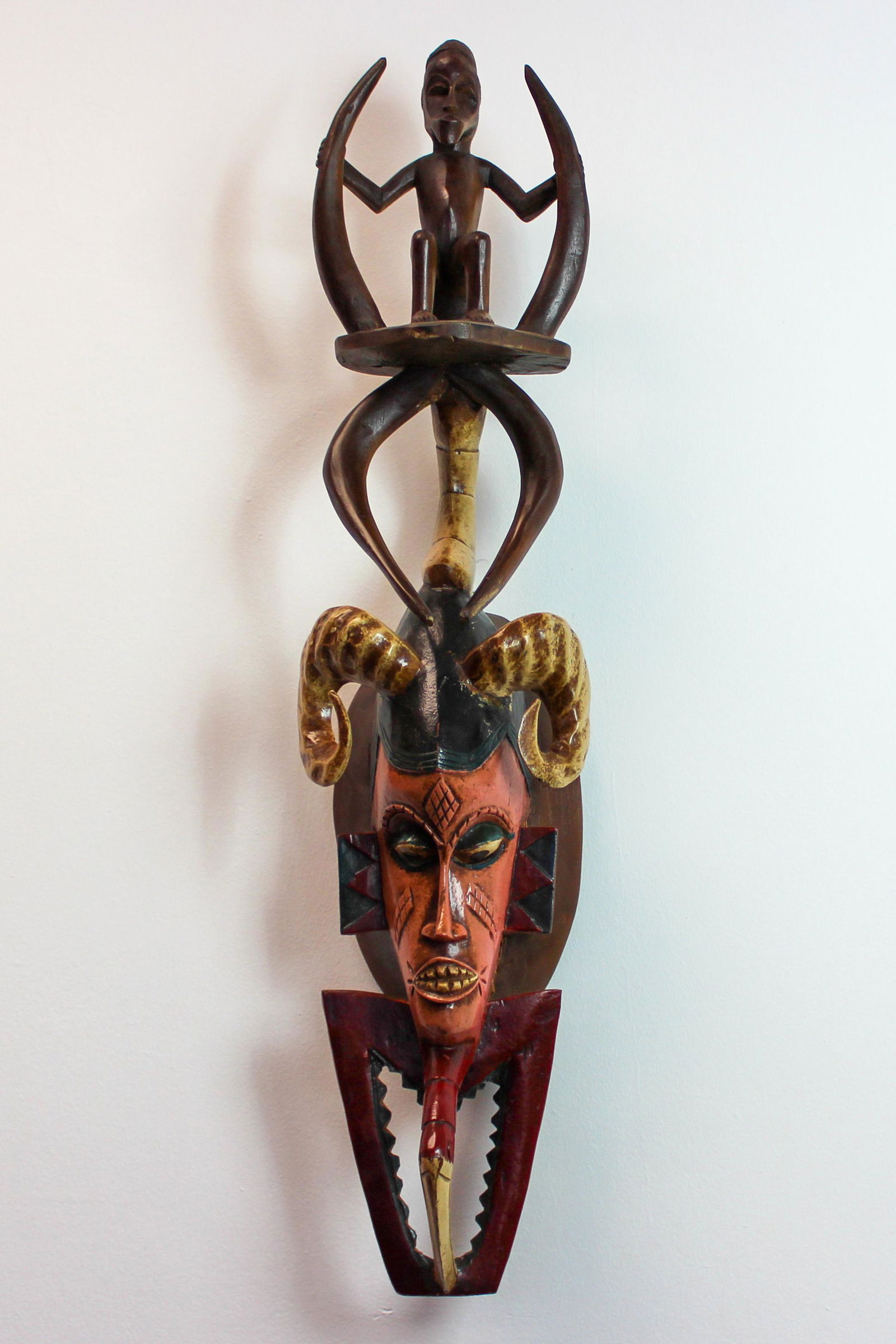 African Tribal Guro Mask: African Tribal Guro Mask. Wood composition. 37" x 8" x 7" **SHIPPING FOR THIS LOT WILL BE RESPONSIBILITY OF WINNING BIDDER NOT AUCTION HOUSE**