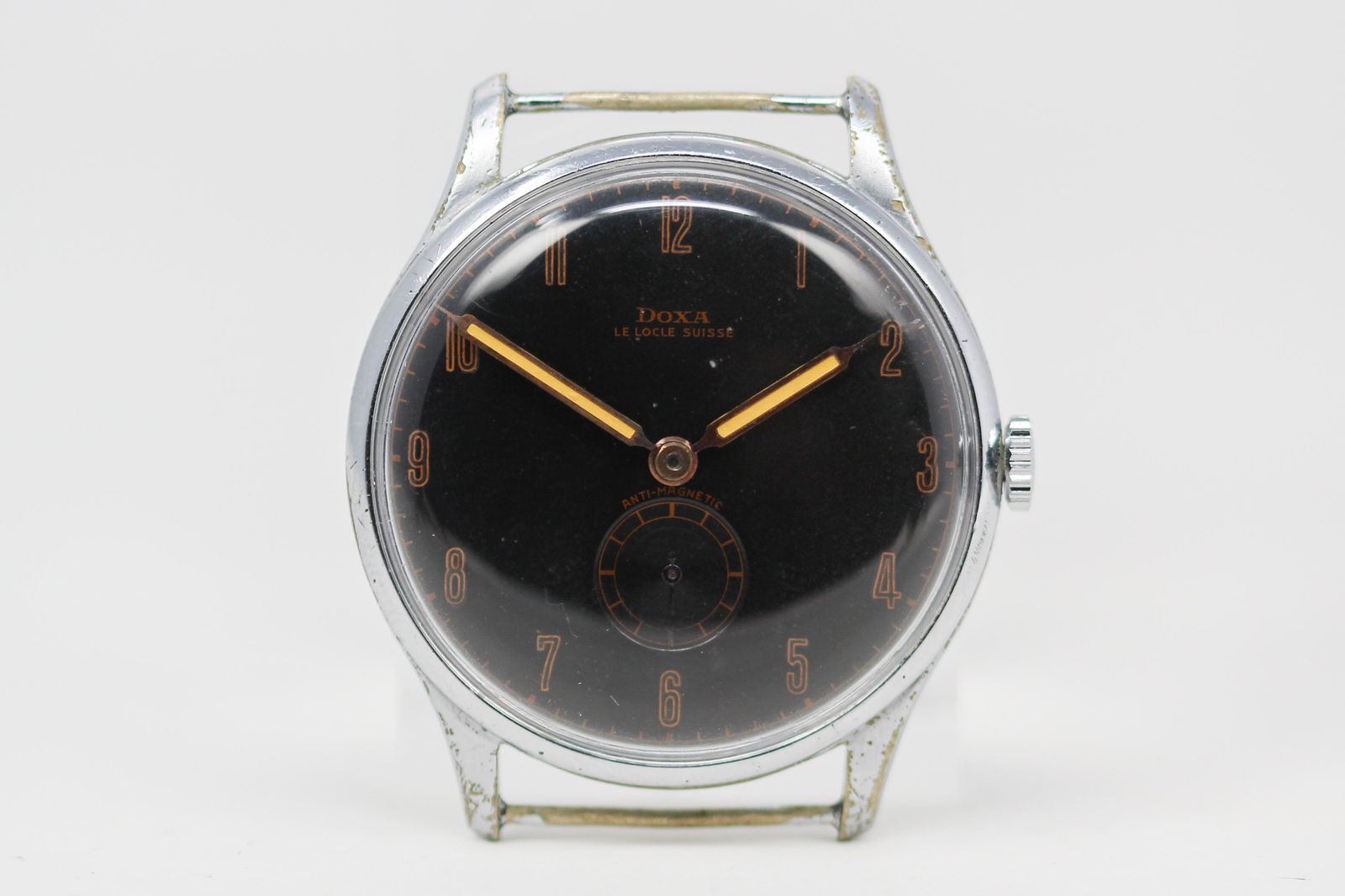 Vintage Doxa Le Locle Suisse Wristwatch: Stainless Steel Vintage Doxa Le Locle Suisse Wristwatch. 37mm diameter. Running at time of cataloging.