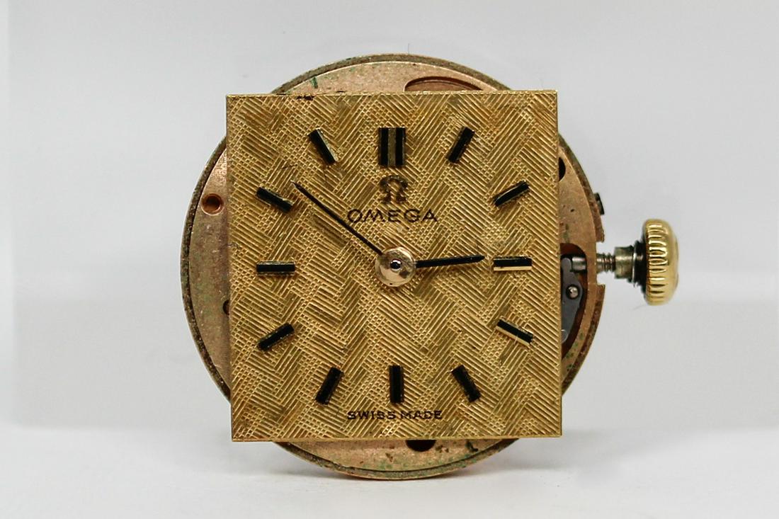 Loose Vintage Omega Dial and Movement: Loose Vintage Omega Dial and Movement. Gold dial. 18mm diameter. Loose watch parts.