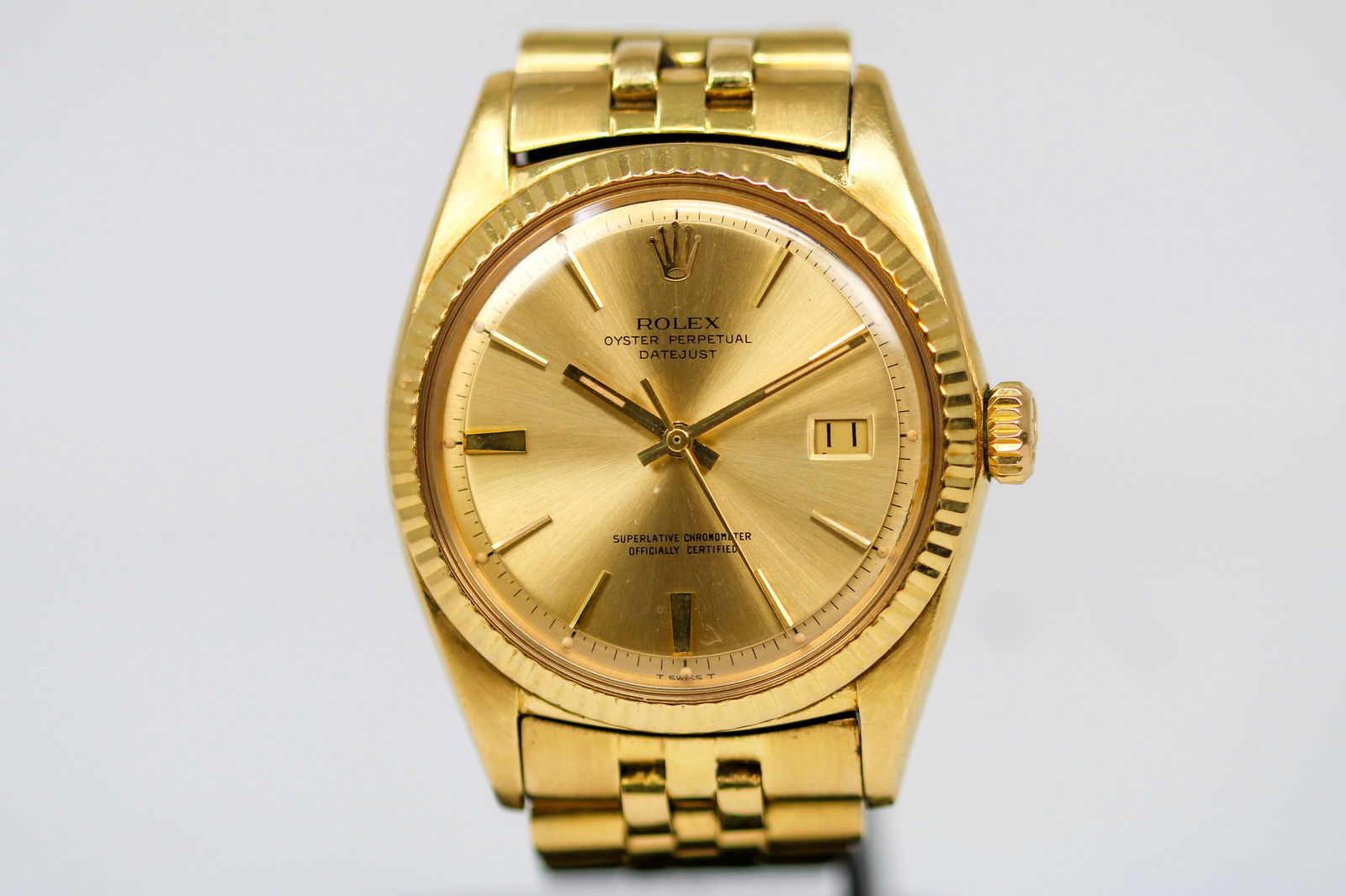 Vintage Rolex Oyster Perpetual Datejust Wristwatch in 18k Yellow Gold (1 of 8)