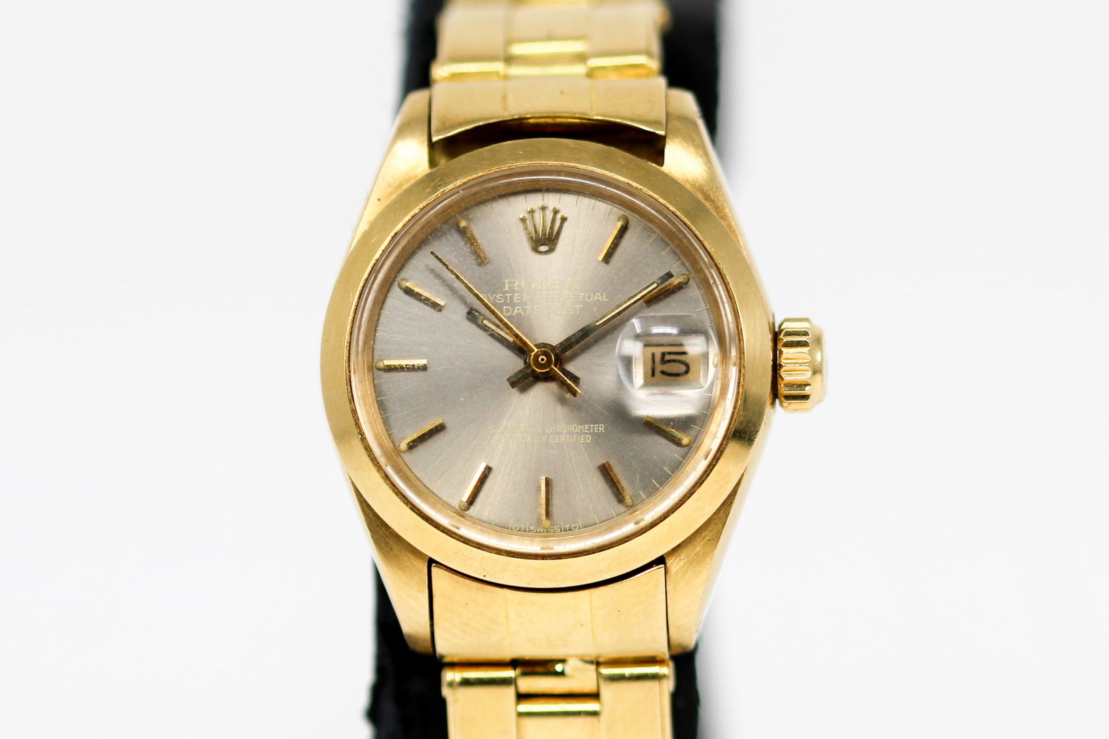 Vintage Ladies Rolex Oyster Perpetual Datejust Wristwatch in 18k Yellow Gold: 18k Yellow Gold Vintage Ladies Rolex Oyster Perpetual Datejust Wristwatch on 18k Yellow Gold Rolex bracelet; Model 6917-6, Serial # 3426799. 26mm diameter. Running at time of cataloging.