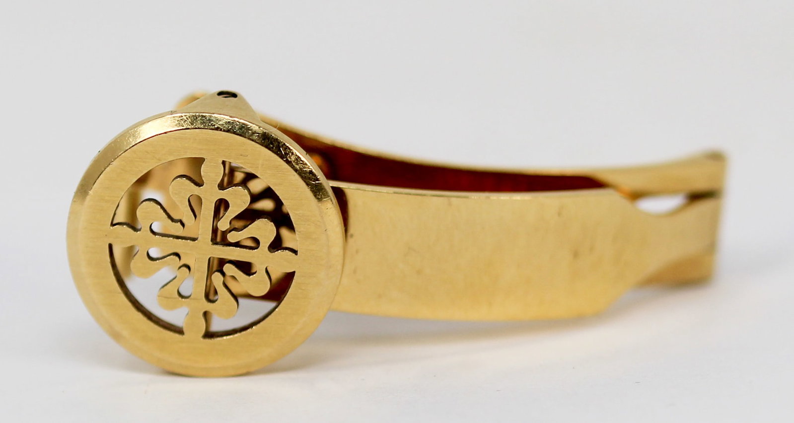 Loose 18kt Yellow Gold Vintage Patek Philippe Geneve Bracelet Clasp *Missing Half of the Screw*: Loose 18kt Yellow Gold Vintage Patek Philippe Geneve Bracelet Clasp *Missing Half of the Screw*. 1.75" length. Total weight: 15g. Loose watch parts. PLEASE NOTE: all wristwatches are sold "as-is", wit