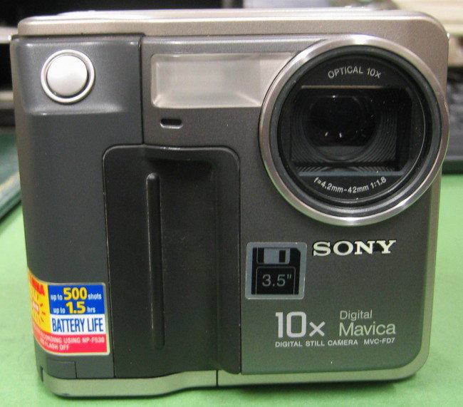 SONY MAVICA DIGITAL CAMERA MVC-FD7 ORIG BOX: My SONY MAVICA DIGITAL CAMERA MVC-FD7 comes in its ORIGINAL BOX with the following: lens cap, shoulder strap, SONY NP-F550 InfoLITHIUM Battery, and Battery Charger. This Camera works Great and is IDEA