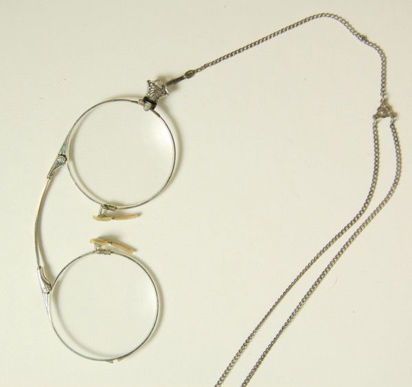 LORGNETTE JESSE LINCOLN GRNDDGHTR ABRAHAM LINCOLN: This Antique Lorgnette belonged to Jessie Lincoln Beckwith who was the Granddaughter of President Abraham Lincoln. Jessie Lincoln Beckwith was the daughter of Robert Todd Lincoln who was the only one