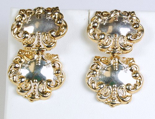 VINTAGE STERLING SILVER EARRINGS LUGGAGE TAG 1980: These Earrings were popular in the late 1980's. They are SOLID STERLING SILVER and they were referred to as 'luggage tag' style. This pair was never worn and they are in MINT condition. They measure 1