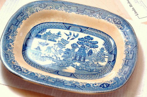 ANTIQUE BUFFALO POTTERY 1916 PLATTER DISH: This Antique Buffalo Pottery 1916 platter measures approximately 7 inches x 9 inches. The center of this Willow Blue Plate has some depth to it.
