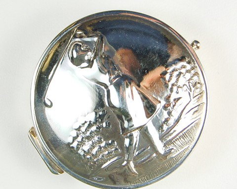 STERLING SILVER PILLBOX GOLF LADY GOLFER PILL BOX: SOLID STERLING Silver Pillbox featuring a woman playing golf. The Pillbox measures 1 1/2" across, and it features outstanding detailing of a woman swinging a golf club.