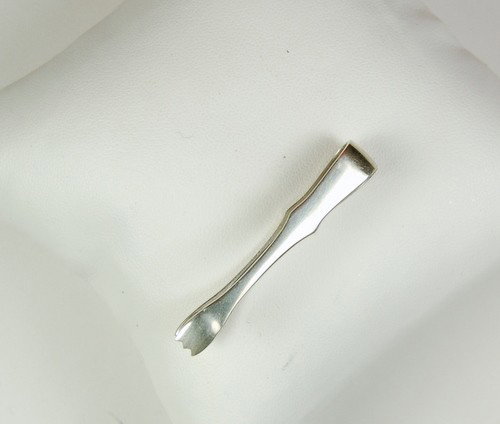 TIFFANY & CO STERLING SILVER TWEEZERS: Antique STERLING SILVER Tweezer by TIFFANY & CO. This STERLING SILVER Tweezers is 1 7/8 inches in length. The 'TIFANY & CO STERLING' Hallmark can be clearly seen inside the tweezers.
