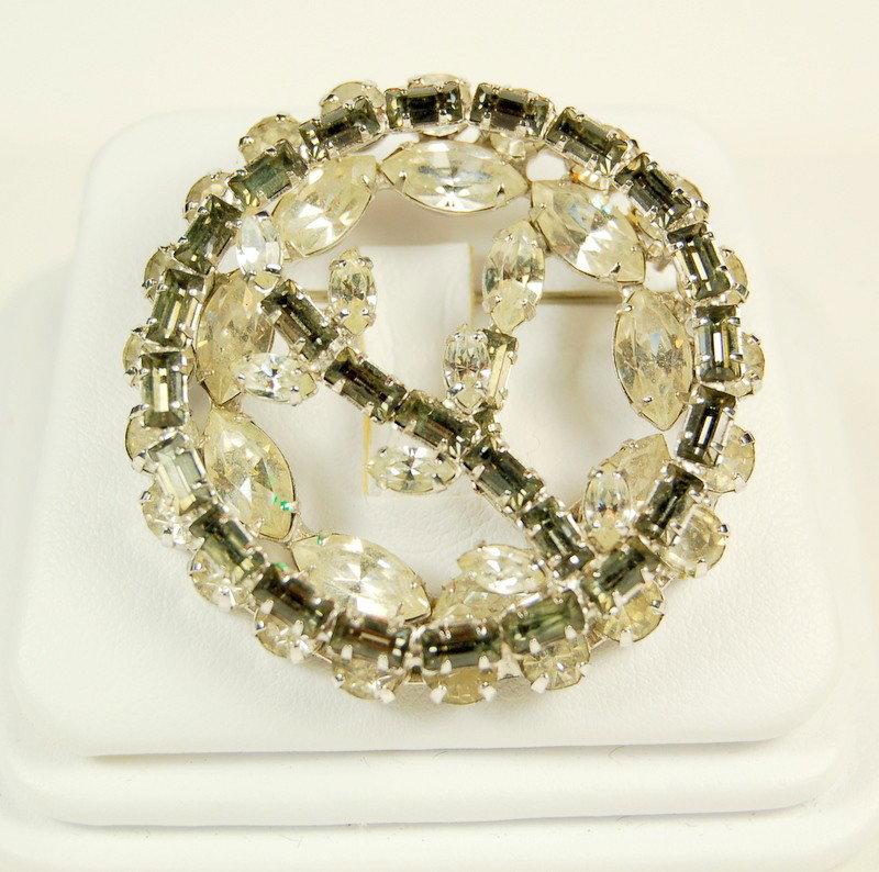 DECO VINTAGE STERLING SILVER PIN SIGNED JAY FLEX RHINES: This SOLID STERLING SILVER piece is an Art Deco 1940's Vintage SIGNED Pin by 'JAY FLEX'. The Jay Flex Jewelry Company began making Jewelry in Canada in the 1930's and were famous for the quality of th