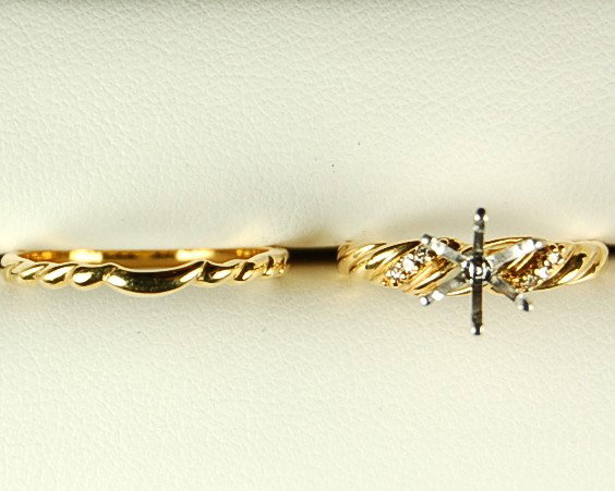 14K GOLD WEDDING SET SEMI MOUNT w 3 DIAMOND: 14k Yellow Gold Wedding Set semi-mount. The Engagement Ring has 3 round Diamonds each side. The MATCHING Wedding band is 14k yellow gold as well. It is in Mint condition.