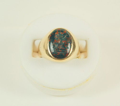 ANTIQUE GOLD GENTS RING BLOODSTONE LION INTAGLIO CREST: This VINTAGE Gents ring is Circa 1940. It is 10K GOLD and it features a Magnificent BLOODSTONE with the Crest of a Lion - I believe it is called an Intaglio. The Bloodstone measures 14 x 10mm (there a
