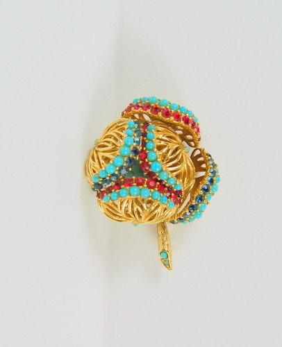 VINTAGE PIN SIGNED CINER HALLMARK JEWEL GOLD TON: This Vintage Pin is signed CINER. The CINER Jewelry Co. was founded by Emanuel Ciner in Manhattan in 1892 after he emigrated to the U.S. from Austria. In 1931 his company began producing High quality 