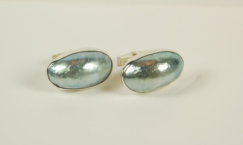 VINTAGE STERLING SILVER CUFFLINKS LARGE GREY MABE PEARL: This pair of VINTAGE Cufflinks were HANDMADE. They feature TWO MATCHED GENUINE GREY MABE PEARLS measuring approximately 18MM x 30MM. (There are 25mm in one inch) If you could even find another pair of