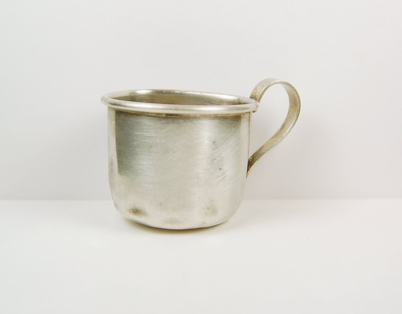 ANTIQUE STERLING SILVER BABY CUP INTERNATIONAL STERLING: This ANTIQUE STERLING SILVER Baby Cup is 1.5 inches tall and measures approximately 2 inches across the top. The bottom of the cup says 'International Sterling K82' with a Hallmark. It weighs 34 GRAMS