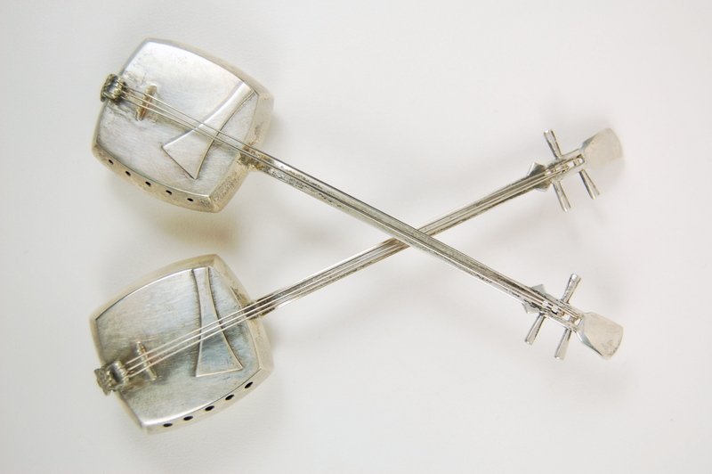 ANTIQUE STERLING SILVER SALT PEPPER SHAKER MANDOLIN! (6: I have never seen anything like this! This is an ANTIQUE STERLING SILVER SALT SHAKER and PEPPER SHAKER each designed like a Mandolin! Each 'Mandolin' is approximately 4 1/4 inches in length and 1 1/8 