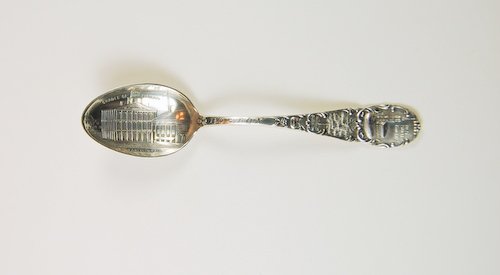 ANTIQUE STERLING SILVER SPOON BOSTON FANEUIL HALL SOUTH: This is an ANTIQUE STERLING SILVER Souvenir spoon. It is 4 inches in length and the inside of the spoon features an outstanding etching of FANEUIL HALL in BOSTON, and the words 'CRADLE OF LIBERTY'. Th