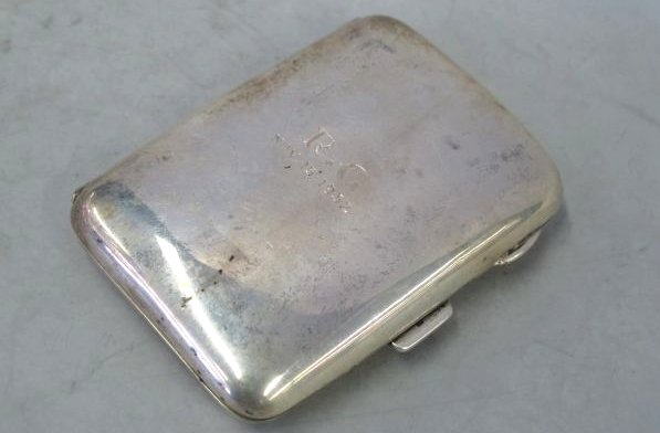 ANTIQUE ENGLISH STERLING SILVER CIGARETTE CASE 1915: ANTIQUE English STERLING SILVER CIGARETTE CASE. It has Hallmarks for BIRMINGHAM ENGLAND dated 1915. There are hinged covers with a GOLD washed interior. This Sterling Silver Antique Cigarette Case mea