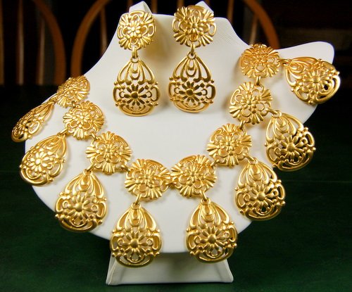 KENNETH JAY LANE NECKLACE AND EARRINGS EARRINGS SIGNED: This Vintage Necklace and Earring set is Signed KENNETH JAY LANE (KJL). The VERY IMPRESSIVE pair of Gold Tone Earrings are approximately 2 1/2 inches in length. The EXTRAORDINARY Gold Tone Necklace ca