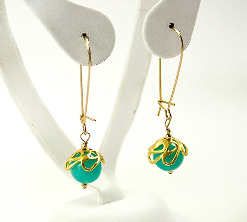 EARRINGS GREEN QUARTZ BALLS ON 14K YELLOW GOLD EAR: This pair of Earrings features a Pair of matching Green Quartz balls suspended from 14k Gold Ear wires.