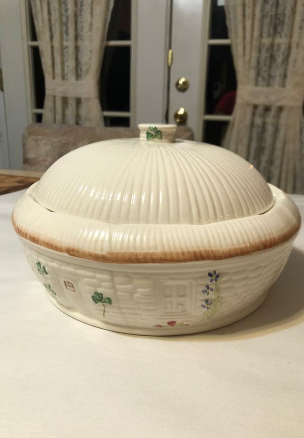 Belleek Shamrock 2-Quart Covered Casserole Dish w/Lid (1 of 5)