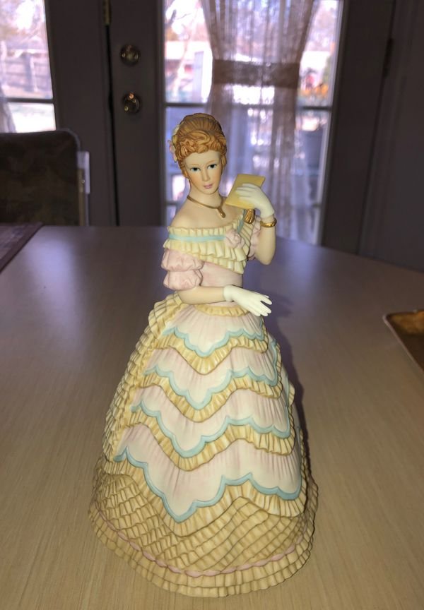 Lenox The Belle of the Ball Figurine 8-1/2” Tall: Lenox The Belle of the Ball Figurine 8-1/2Â” Tall Preowned from an Estate. No Reserve Bid & No Buyers Premium. Shipping $12.00 Payment Forms Accepted; Bank Wires(Routing & Account Number will be Fu