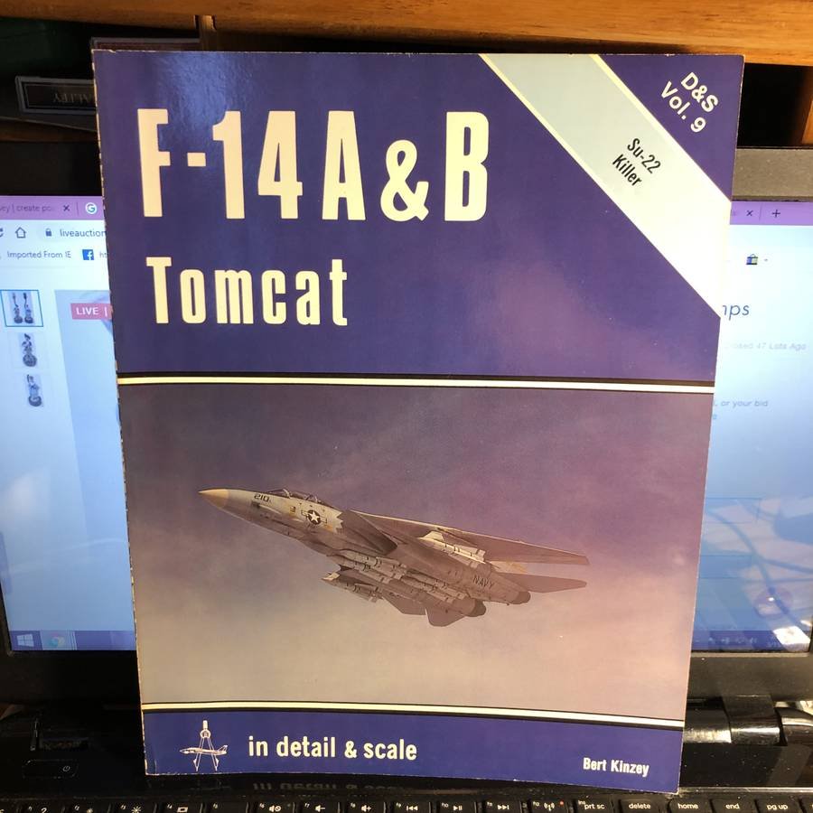 F-14 A/B Tomcat Softcover Booklet by Bert Kinzey in VG (1 of 3)