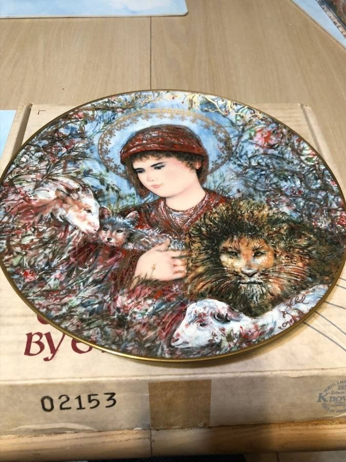 Edna Hibel 1989 Christmas Plate 10" Diameter as Pic'd.: Edna Hibel 1989 Christmas Plate 10" Diameter as Pic'd. No Original Box. Shipping Actual Priority Cost.